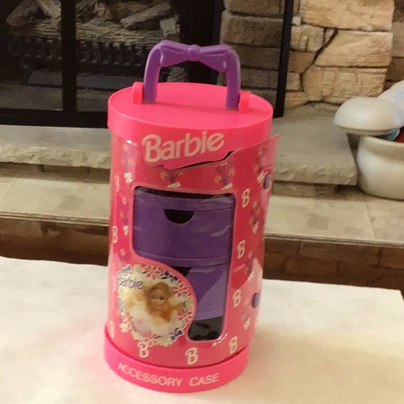 Vintage Barbie accessory case, 1992 accessories and over 20 pairs of shoes - Picture 1 of 8